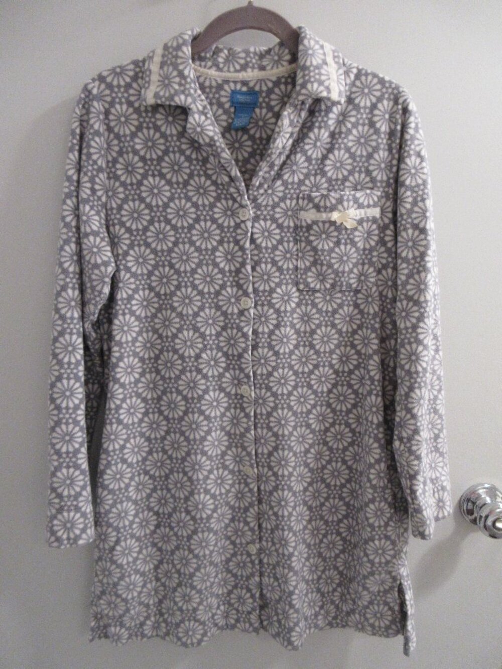 Simply Vera Gray Floral Fleece Short Nightgown Nigt Shirt Size Small 2 Pockets